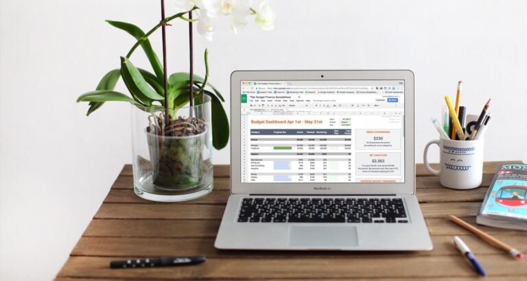 5 Reasons to Use a Spreadsheet to Manage Your Money and 3 Reasons Not To